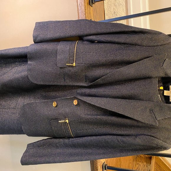 Suit - Picture 4 of 5